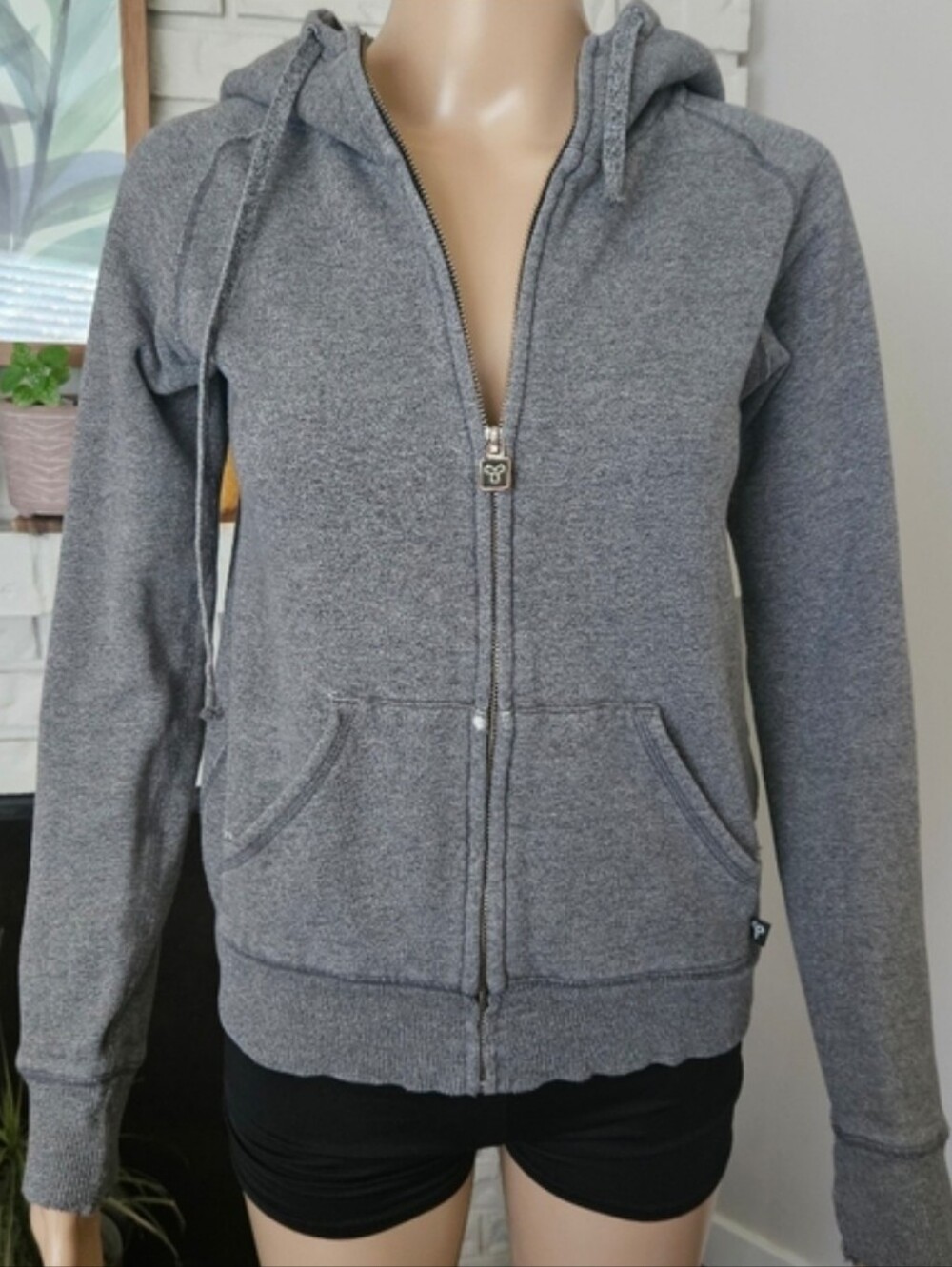 Aritzia TnA 8Classic Gray Zip-Up Hoodie - Women's Soft Full-Zip Sweatshirt